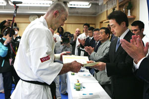 Вручение Артуру Оганесяну сертификата об успешном прохождении теста 100 боев