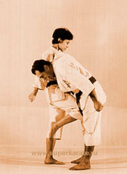 Удар в пах коленом