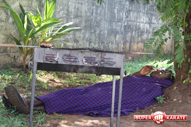 Масаи спит, служба идет