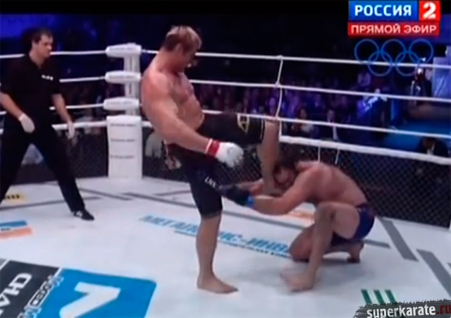 Константин Глухов нокаутировал Михаила Газаева