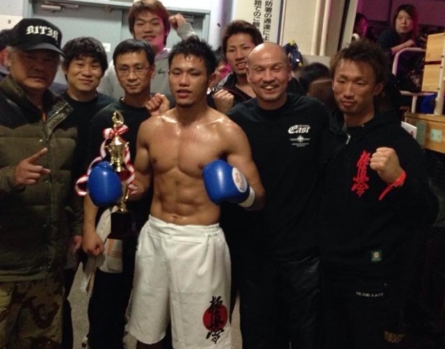 Юзо Сузуки после победы на Krush.35 Юзо Сузуки после победы на Krush.35