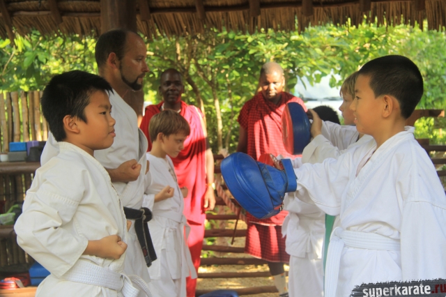Тренировка каратэ в Африке, под присмотром воинов масаи Тренировка каратэ в Африке, под присмотром воинов масаи