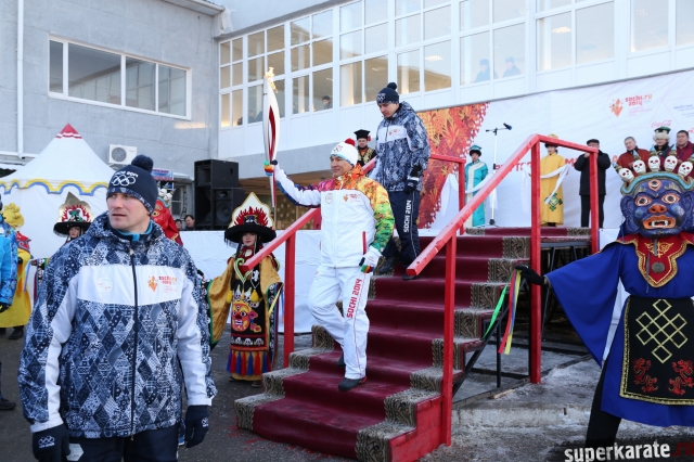 Бату Хасиков с Олимпийским огнем Бату Хасиков с Олимпийским огнем