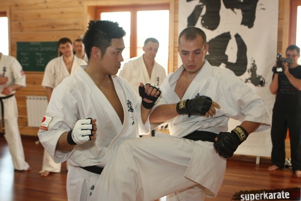 Алексей Леонов показывает технику удара в печень на Кенто Мори Алексей Леонов показывает технику удара в печень на Кенто Мори