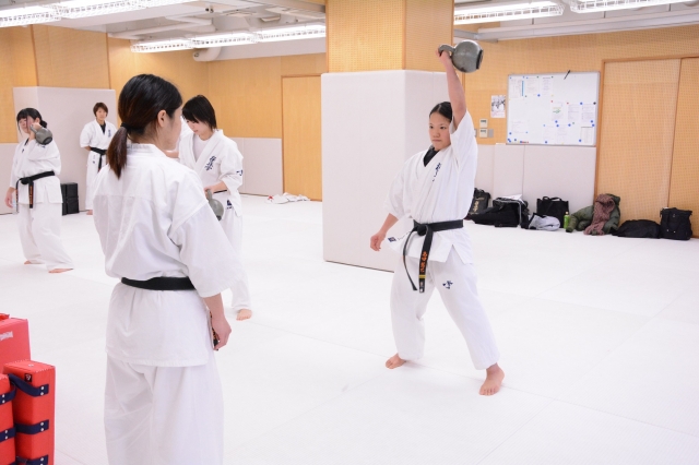 Гири в подготовке каратисток Гири в подготовке каратисток