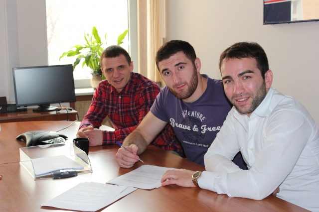 Руслан Магомедов подписал контракт с UFC