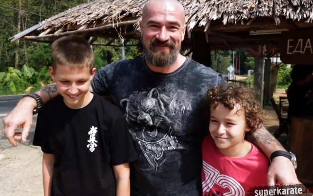 Сергей Бадюк с детьми в Таиланде