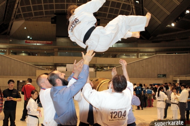 Клуб Сэйкен празднует победу Анастасии Хрипуновой