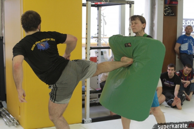 Анастасия Хрипунова держит щит Тариелу Николеишвили