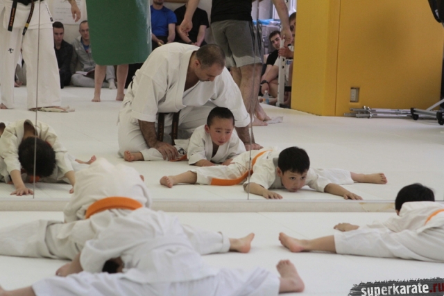 Артур Ованнесян тренирует детей