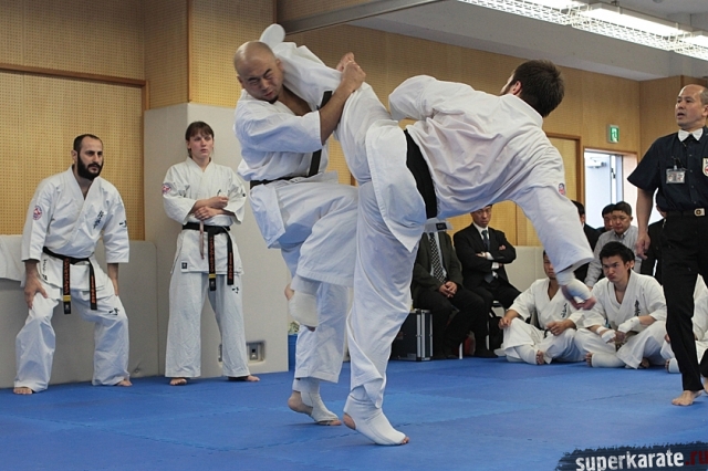 Тариел Николеишвили в атаке во время испытания 100 кумитэ Тариел Николеишвили в атаке во время испытания 100 кумитэ