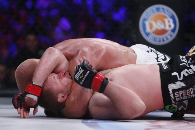 Тито Ортис задушил Александра Шлеменко Тито Ортис задушил Александра Шлеменко