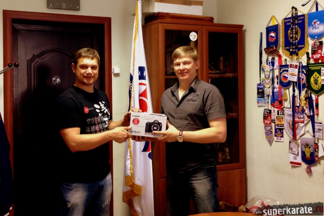 Подарок от АКР из рук Сергея Суворова