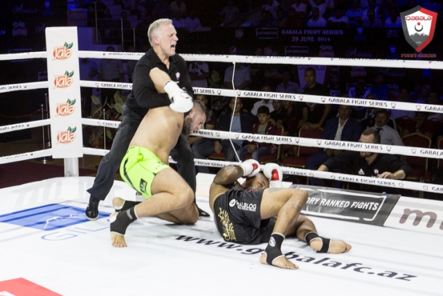 Добивание лежачего в кикбоксинге Добивание лежачего в кикбоксинге