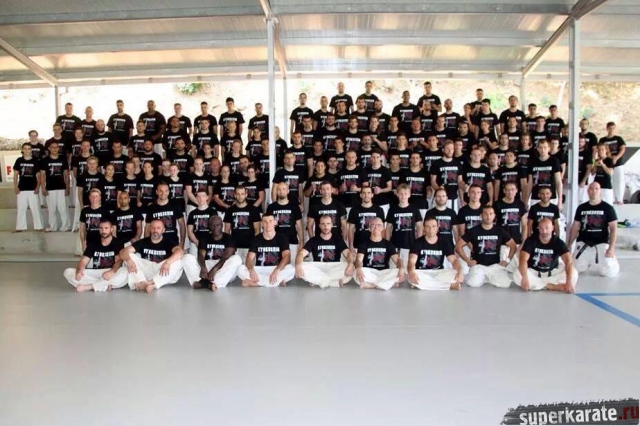 Участники сборов по кекусинкай в Испании