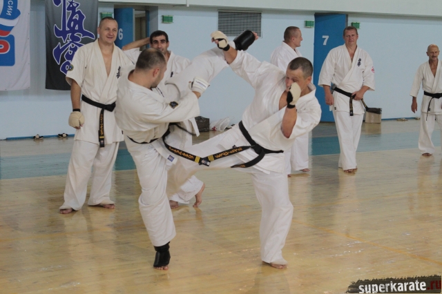 Отработка лоу-кика на опережение под удар сопеника Отработка лоу-кика на опережение под удар сопеника