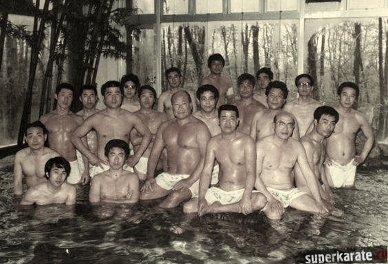 Ояма Масутацу и старая гвардия киокушина в фуро