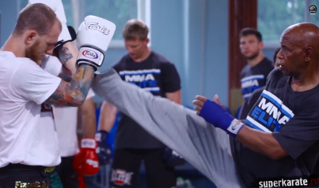 Люсьен Карбин демонстрирует технику кикбоксинга Люсьен Карбин демонстрирует технику кикбоксинга