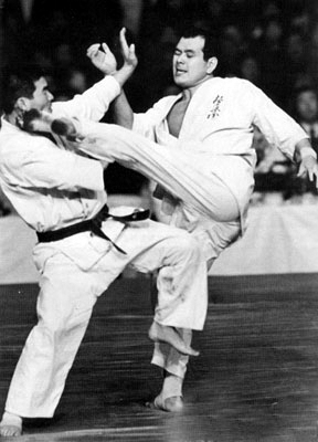 Сато Кацуаки атакует Хацуо Рояма