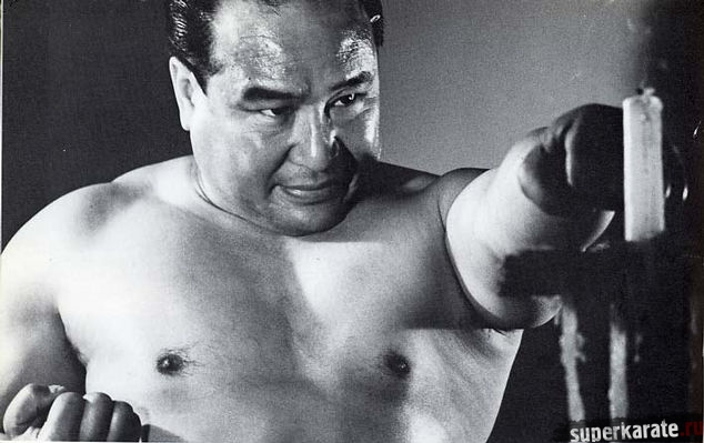 Масутацу Ояма тушит ударом свечу