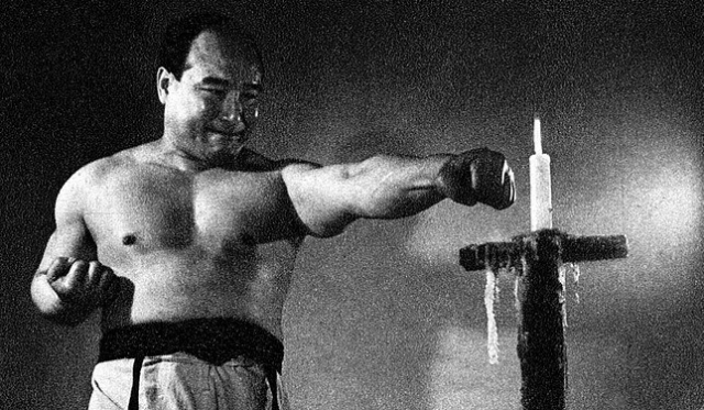 Масутацу Ояма тушит ударом свечу Масутацу Ояма тушит ударом свечу