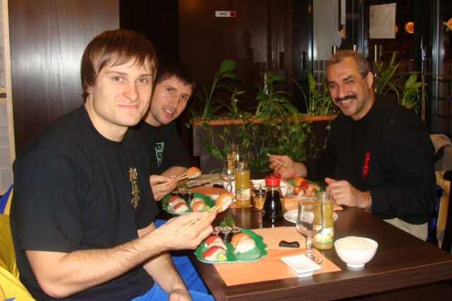 В Японии нужно есть суши