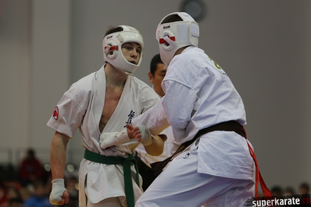 Момент боя 4-го Первенства мира киокусинкай KWU