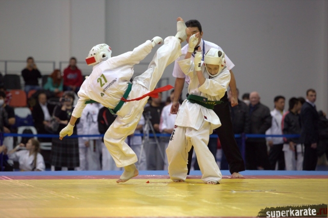 В бою спортсмены возрастной категории 12-13 лет В бою спортсмены возрастной категории 12-13 лет