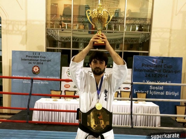 Эмиль Джафаров с чемпионским поясом и кубком победителя