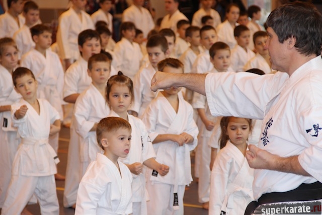 Шихан Виктор Белов провел аттестационный экзамен для каратистов Краснодарского края