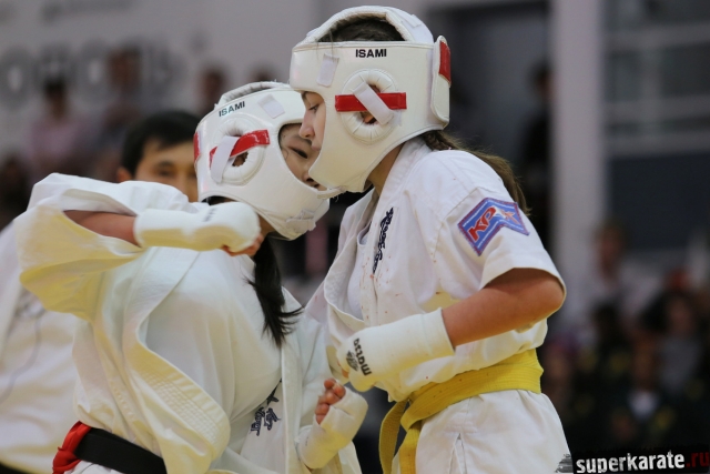 Японские девушки сражаются в финале Первенства мира киокусинкай Японские девушки сражаются в финале Первенства мира киокусинкай