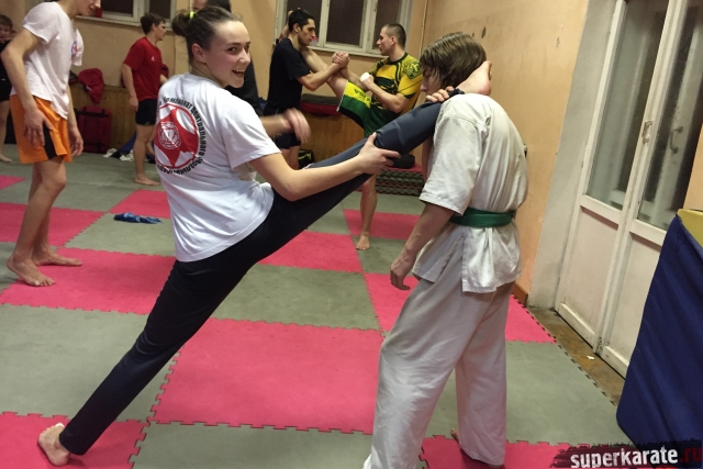 Растяжка - важная часть подготовки к кумитэ Растяжка - важная часть подготовки к кумитэ