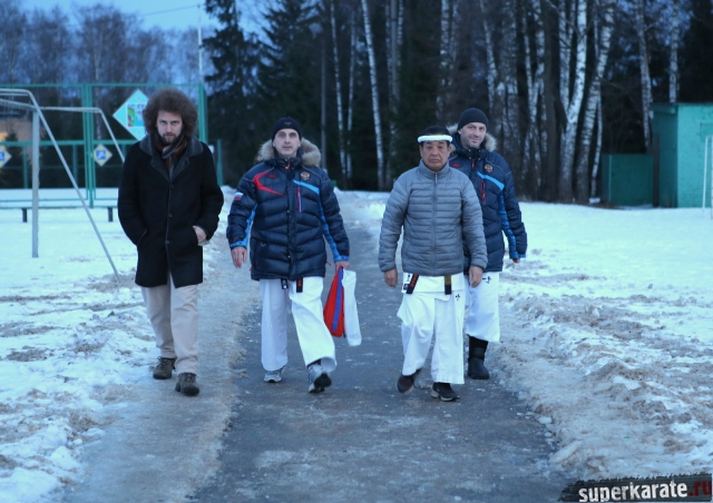 Шихан Юзо Года идет на тренировку Шихан Юзо Года идет на тренировку