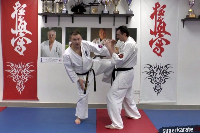 Удар ногой в голову с ближней дистанции Удар ногой в голову с ближней дистанции