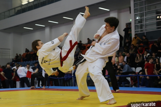 Андрей Чирков атакует Кирилла Кочнева