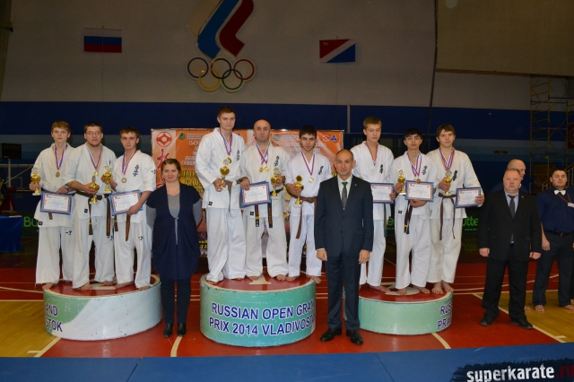 Бойцы Киокушин Профи на подиуме Бойцы Киокушин Профи на подиуме