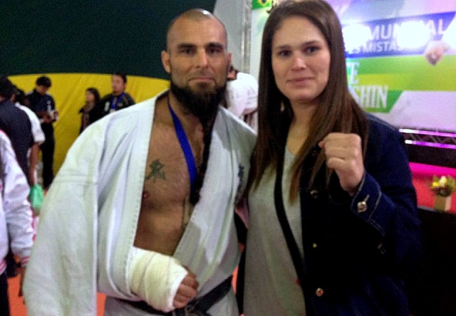 Алехандро Наварро с болельщицей Алехандро Наварро с болельщицей