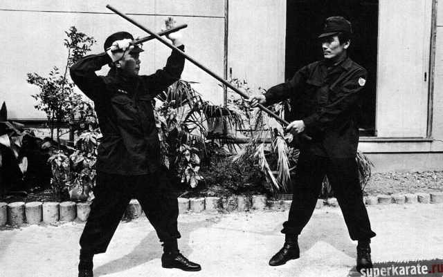 Японская полиция отрабатывает приемы с бо (шестом)