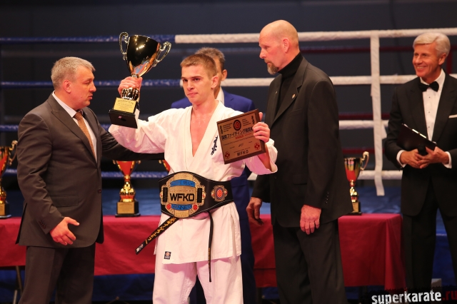 Жерард Гордо награждает Сергея Герасимова Жерард Гордо награждает Сергея Герасимова