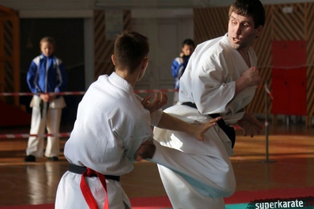 Денис Кухарев в атаке Денис Кухарев в атаке