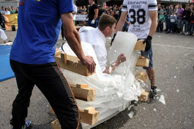 Тамэшивари в исполнении Михаила Козлова