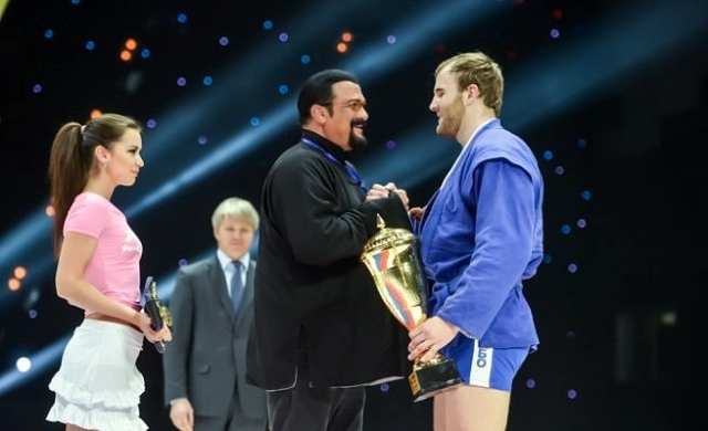 Стивен Сигал вручил награду Дениса Гольцова