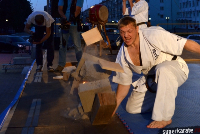 Андрей Степин бьет доски