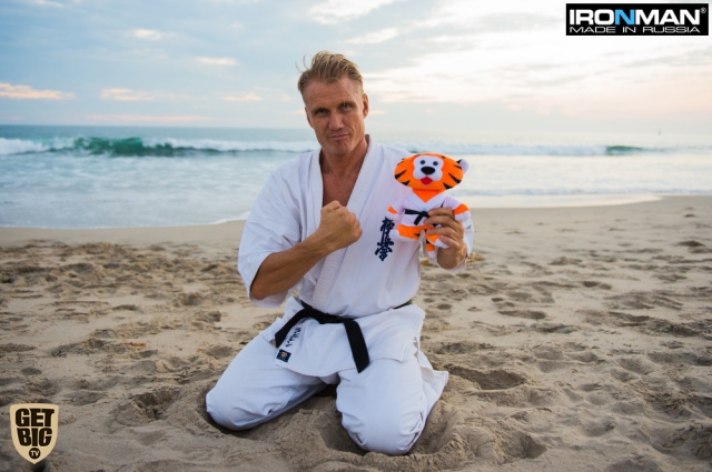 Дльф Лундгрен с талисманом Чемпионата мира KWU Дльф Лундгрен с талисманом Чемпионата мира KWU