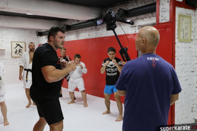 Сэнсей Анатолий Криводедов снимает материал для нового сюжета