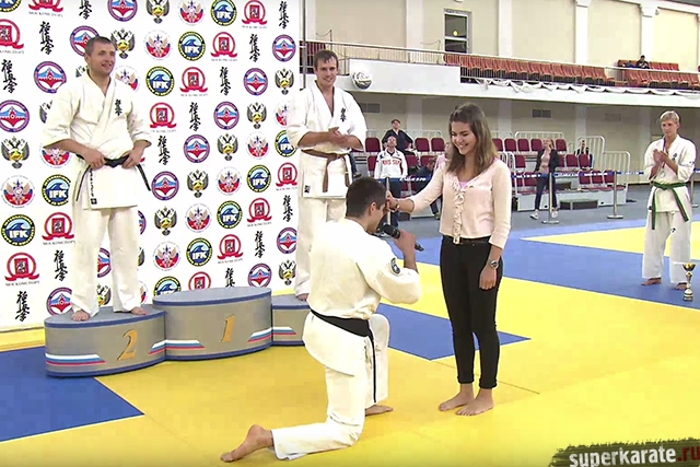 Артём Назаретян сделал предложение своей девушке перед пьедесталом Артём Назаретян сделал предложение своей девушке перед пьедесталом