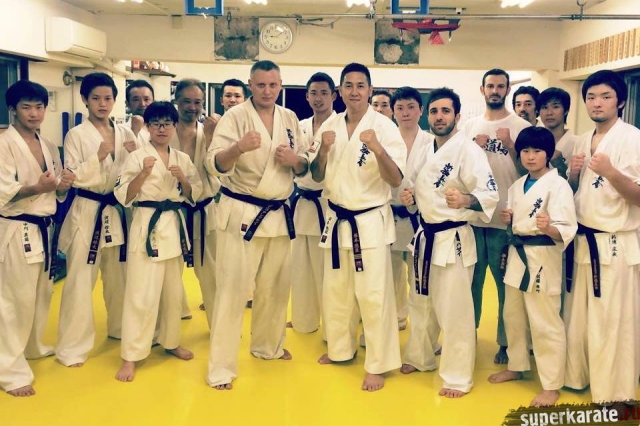 На тренировке у шихана Норичика Цукамото На тренировке у шихана Норичика Цукамото