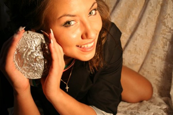 Красивая медаль и красивая девушка - гармония Боевых Искусств