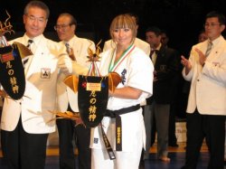 Ольга Сорокина с заслуженной наградой Чемпионата мира по каратэ