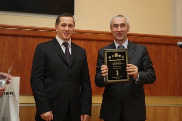 Награду в номинации Ветеран Года шихан Юрий Петрович Трутнев вручил тренеру победителя шихану Андрею Борисовичу Иванову